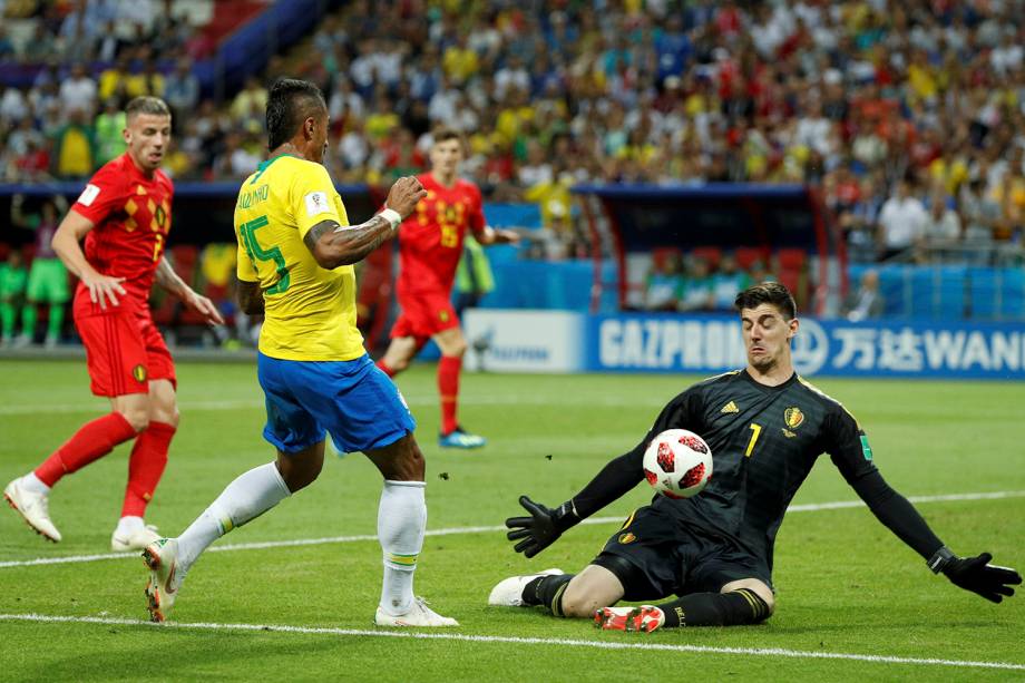 Paulinho perde uma chance de gol na Arena Kazan, na partida válida pelas quartas de final - 06/07/2018