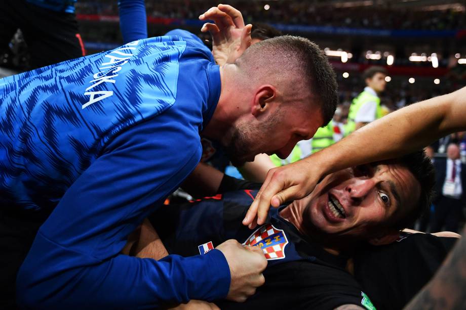 O fotógrafo Yuri Cortez, da Agence France-Presse (AFP), foi derrubado em meio à euforia de jogadores durante a comemoração do segundo gol croata e registrou imagens após o ocorrido - 11/07/2018