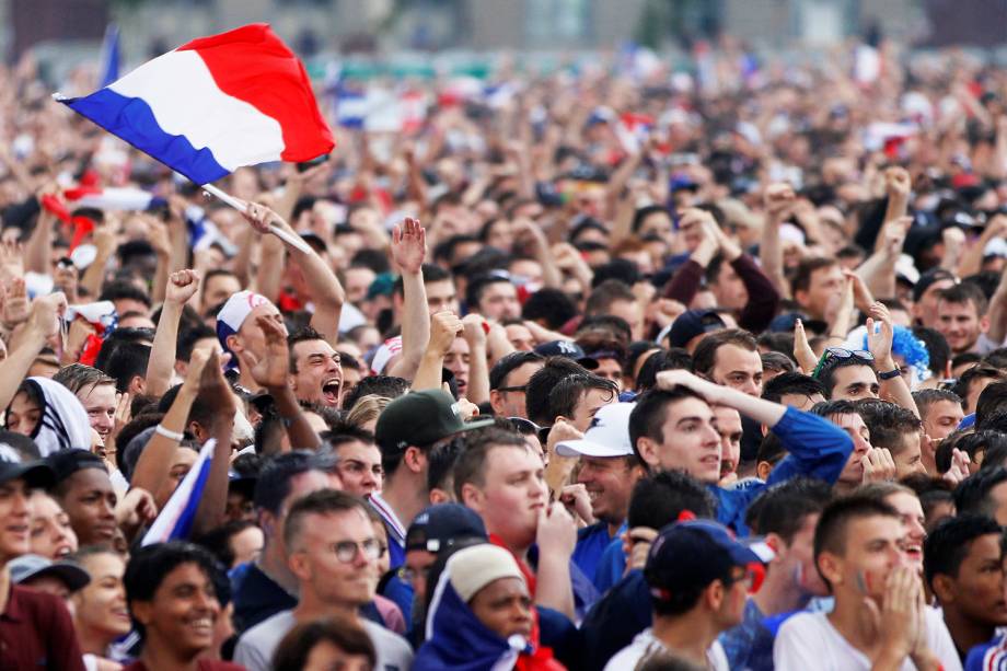 Torcedores assistem partida entre França e Croácia, em Lyon, durante a final da Copa do Mundo - 15/07/2018