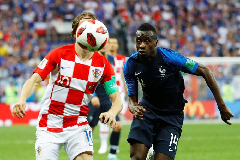 Luka Modric disputa bola com Blaise Matuidi durante partida entre França e Croácia - 15/07/2018