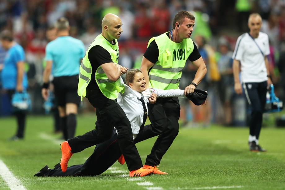 Torcedora invade campo durante partida entre França e Croácia - 15/07/2018