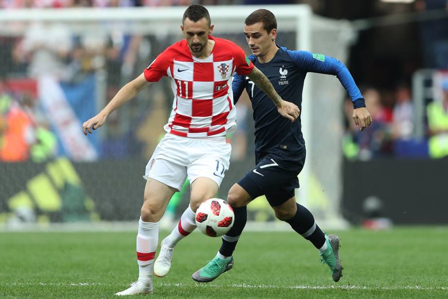 Marcelo Brozovic da Croácia disputa a bola com Antoine Griezmann da França na Final da Copa do Mundo 2018 no Estádio Lujniki - 15/07/2018