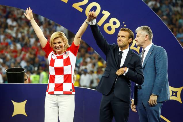 A presidente croata, Kolinda Grabar-Kitarovic, e o presidente francês, Emmanuel Macron, antes da entrega da taça - 15/07/2018 A presidente croata, Kolinda Grabar-Kitarovic, e o presidente francês, Emmanuel Macron, antes da entrega da taça - 15/07/2018