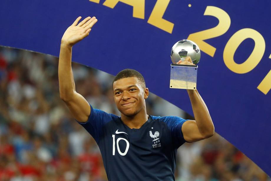 Kylian Mbappe recebe prêmio de jogador mais jovem da Copa do Mundo da Rússia - 15/07/2018