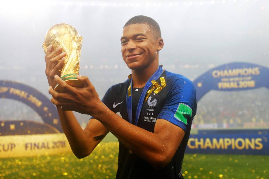 Kylian Mbappe posa com taça da Copa do Mundo 2018 após vitória da França em partida contra a Croácia no Estádio Lujniki - 15/07/2018