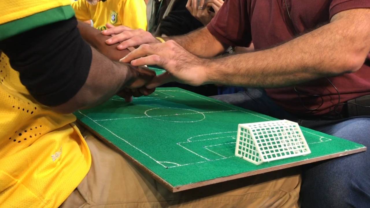 Pessoas com deficiência visual e auditiva acompanham o jogo do Brasil contra a Bélgica na Copa do Mundo de uma nova maneira: por meio de campos táticos