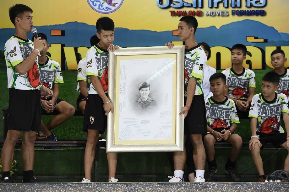 Técnico dos "Javalis Selvagens", time de futebol que foi resgatado de caverna inundada na Tailândia, presta homenagem ao mergulhador Saman Kunan, que morreu durante as buscas. - 18/07/2018