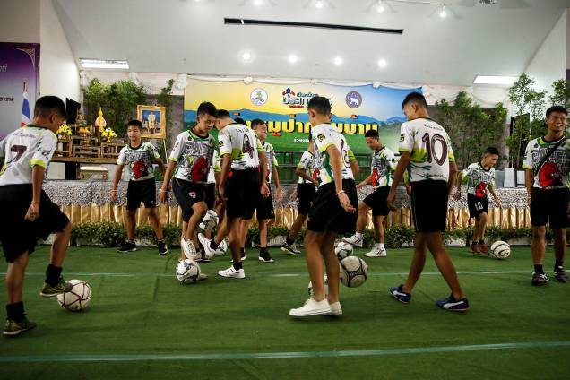 "Javalis Selvagens" voltam a jogar bola após deixarem hospital no norte da Tailândia. O time passou mais de duas semanas perdido dentro de uma caverna inundada. - 18/07/2018 "Javalis Selvagens" voltam a jogar bola após deixarem hospital no norte da Tailândia. O time passou mais de duas semanas perdido dentro de uma caverna inundada. - 18/07/2018