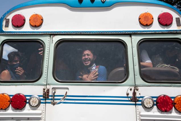 Estudantes universitários reagem dentro de um ônibus após terem deixarem uma igreja onde passaram a noite abrigados enquanto eram atacados por manifestantes pró-governo na Universidade Nacional Autônoma da Nicarágua (UNAN), em Manágua - 14/07/2018 Estudantes universitários reagem dentro de um ônibus após terem deixarem uma igreja onde passaram a noite abrigados enquanto eram atacados por manifestantes pró-governo na Universidade Nacional Autônoma da Nicarágua (UNAN), em Manágua - 14/07/2018