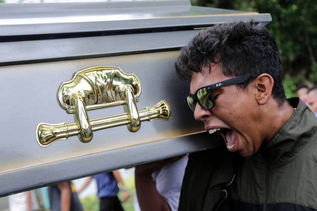 Parente do manifestante Gerald Velazquez, morto a tiros durante confrontos com a polícia em uma igreja perto da Universidade Nacional Autônoma da Nicarágua, carrega o caixão durante seu funeral, em Manágua - 16/07/2018 Parente do manifestante Gerald Velazquez, morto a tiros durante confrontos com a polícia em uma igreja perto da Universidade Nacional Autônoma da Nicarágua, carrega o caixão durante seu funeral, em Manágua - 16/07/2018