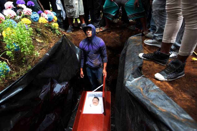 Parentes e amigos participam do funeral de José Esteban Sevilla Medina, morto durante um dos confrontos com simpatizantes do governo de Daniel Ortega em Monimbo, na Nicarágua - 16/07/2018 Parentes e amigos participam do funeral de José Esteban Sevilla Medina, morto durante um dos confrontos com simpatizantes do governo de Daniel Ortega em Monimbo, na Nicarágua - 16/07/2018