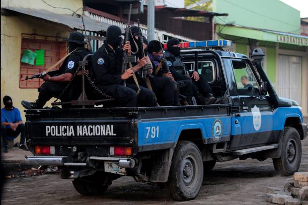 Membros da Força Especial da Nicarágua patrulham as ruas após um confronto na comunidade indígena de Monimbo, em Masaya, Nicarágua - 17/07/201 Membros da Força Especial da Nicarágua patrulham as ruas após um confronto na comunidade indígena de Monimbo, em Masaya, Nicarágua - 17/07/201