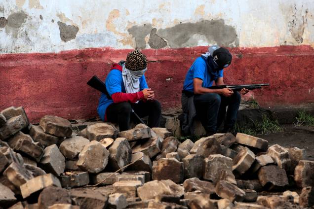 Apoiadores do governo sandinista de Daniel Ortega são vistos armados próximos a uma barricada após confrontos na comunidade indígena de Monimbo, em Masaya, Nicarágua - 17/07/201 Apoiadores do governo sandinista de Daniel Ortega são vistos armados próximos a uma barricada após confrontos na comunidade indígena de Monimbo, em Masaya, Nicarágua - 17/07/201