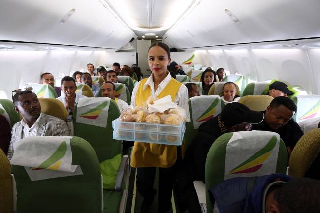 Comissária de bordo serve café da manhã para os passageiros do voo ET324 da Ethiopian Airlines para a Asmara, capital da Eritreia – 18/07/2018