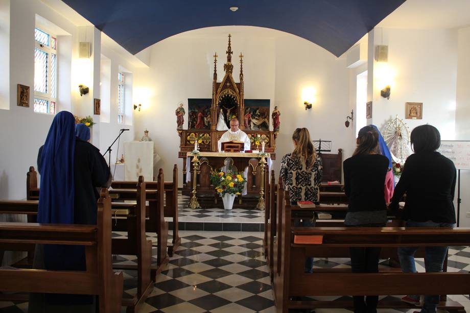 Padre Mário da Silva celebra missa: em árabe, para maioria de católicos ortodoxos.