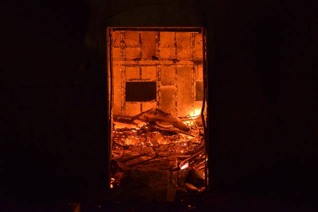O interior de uma casa é visto em chamas durante um incêndio florestal no vilarejo de Mati, perto de Atenas, na Grécia - 23/07/2018 O interior de uma casa é visto em chamas durante um incêndio florestal no vilarejo de Mati, perto de Atenas, na Grécia - 23/07/2018