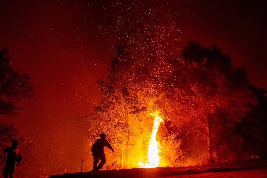 Bombeiros monitoram as chamas do incêndio florestal Carr, em Redding, na Califórnia. Uma pessoa morreu e pelo menos duas outras ficaram feridas quando o fogo atingiu a região - 27/07/2018