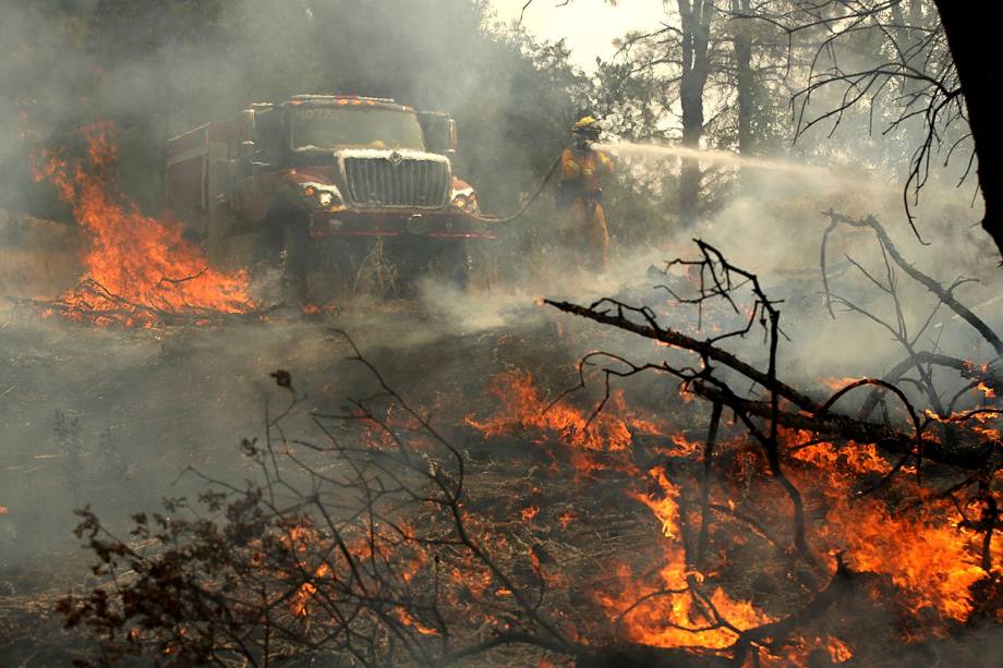 Bombeiro trabalha na tentativa de conter o fogo do incêndio florestal Carr, na cidade de Redding, Califórnia -  28/07/2018