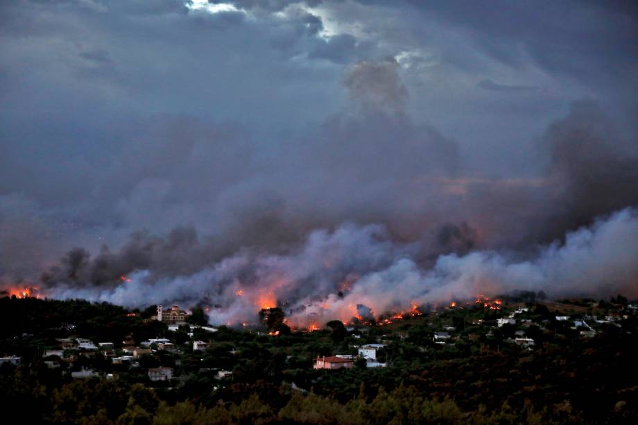 Incêndio florestal avança sobra a cidade de Rafina, perto de Atenas, na Grécia - 23/07/2018