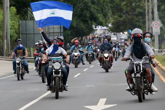 Manifestantes contrários ao governo sandinista do presidente Daniel Ortega fazem uma caravana pedindo o fim da violência na Nicarágua - 15/07/2018 Manifestantes contrários ao governo sandinista do presidente Daniel Ortega fazem uma caravana pedindo o fim da violência na Nicarágua - 15/07/2018