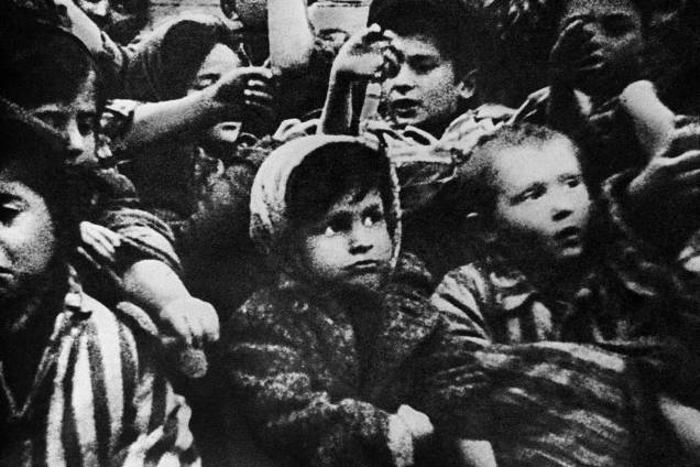 Crianças sobreviventes de Auschwitz mostram marcas feitas no campo de concentração - 15/01/1945 Crianças sobreviventes de Auschwitz mostram marcas feitas no campo de concentração - 15/01/1945