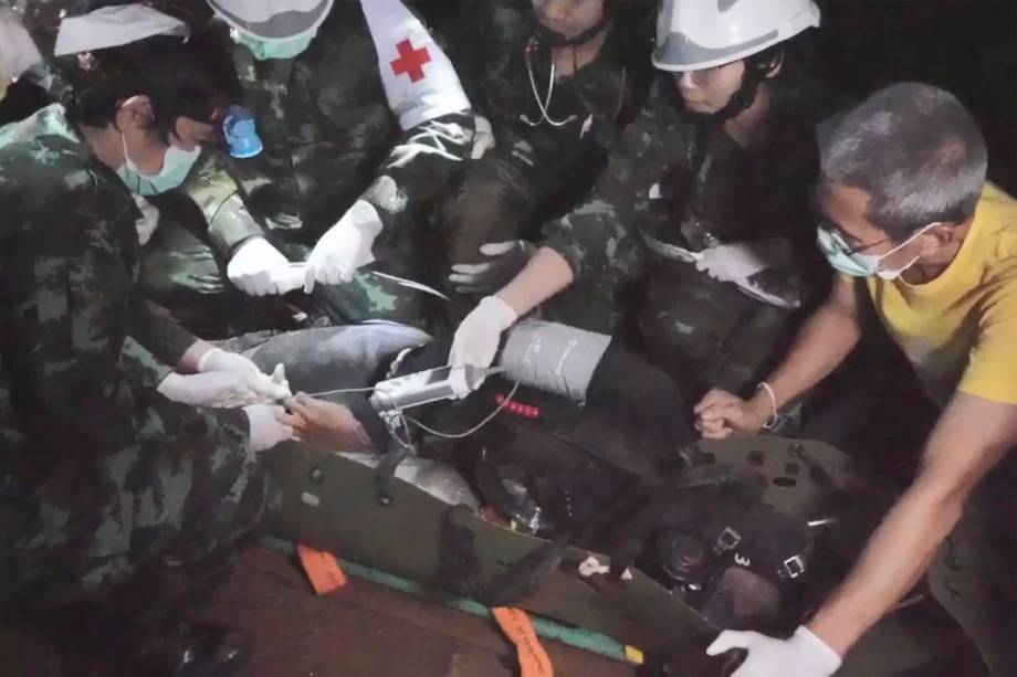 Equipe de resgate prepara um dos meninos tailandeses para a operação de saída da caverna inundada de Tham Luang, na Tailândia - 11/07/2018