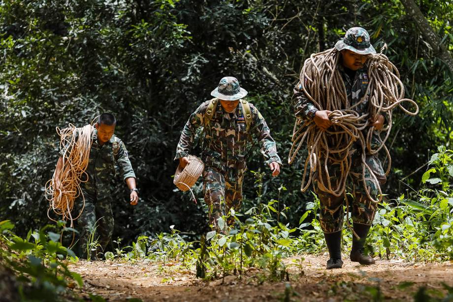 Soldados tailandeses carregam cordas para ajudar no resgate dos 12 jovens jogadores de futebol e seu treinador, presos dentro de uma caverna inundada no complexo de Tham Luang, província de Chiang Rai, na Tailândia - 05/07/2018