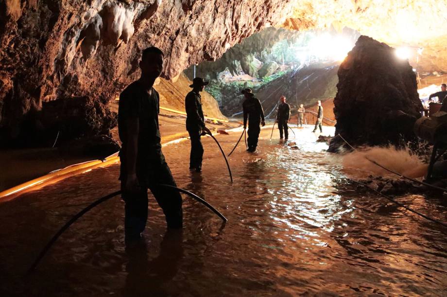 Equipes de resgate auxiliam no resgate dos 12 jovens jogadores de futebol e seu treinador, presos dentro de uma caverna inundada no complexo de Tham Luang, província de Chiang Rai, na Tailândia - 07/07/2018