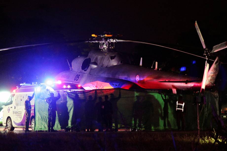 Estudantes resgatados são transferidos de um helicóptero militar para uma ambulância em um aeroporto militar em Chiang Rai, norte da Tailândia - 09/07/2018