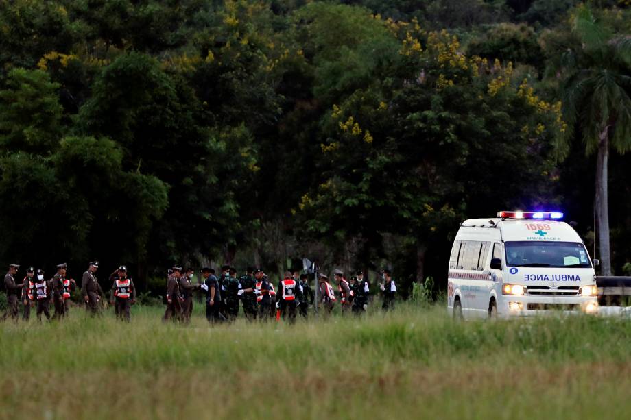 Ambulância carregando estudantes resgatados da caverna deixa o aeroporto militar em Chiang Rai, na Tailândia - 10/07/2018