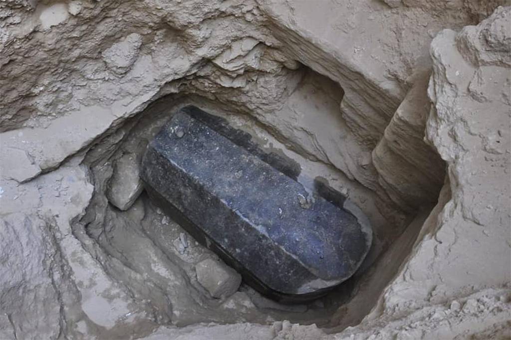 Sarcófago de granito negro encontrado no Egito cria frenesi em redes