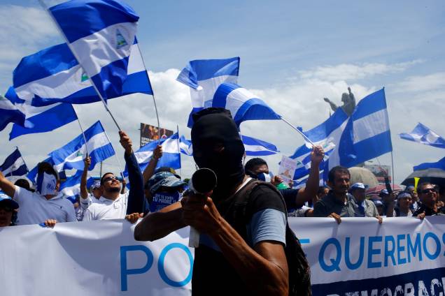 Manifestante segura um morteiro caseiro durante marcha chamada "Juntos somos um vulcão" contra o governo do presidente da Nicarágua, Daniel Ortega, em Manágua, Nicarágua - 12/07/2018 Manifestante segura um morteiro caseiro durante marcha chamada "Juntos somos um vulcão" contra o governo do presidente da Nicarágua, Daniel Ortega, em Manágua, Nicarágua - 12/07/2018