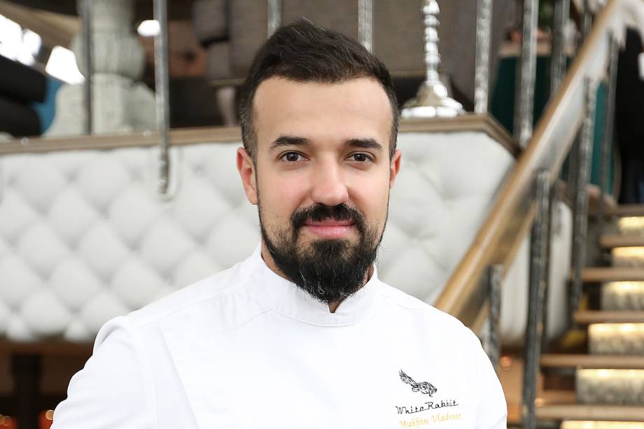 Vladimir Mukhin, de 35 anos, comanda a cozinha do restaurante Vladimir Mukhin, de 35 anos, comanda a cozinha do restaurante
