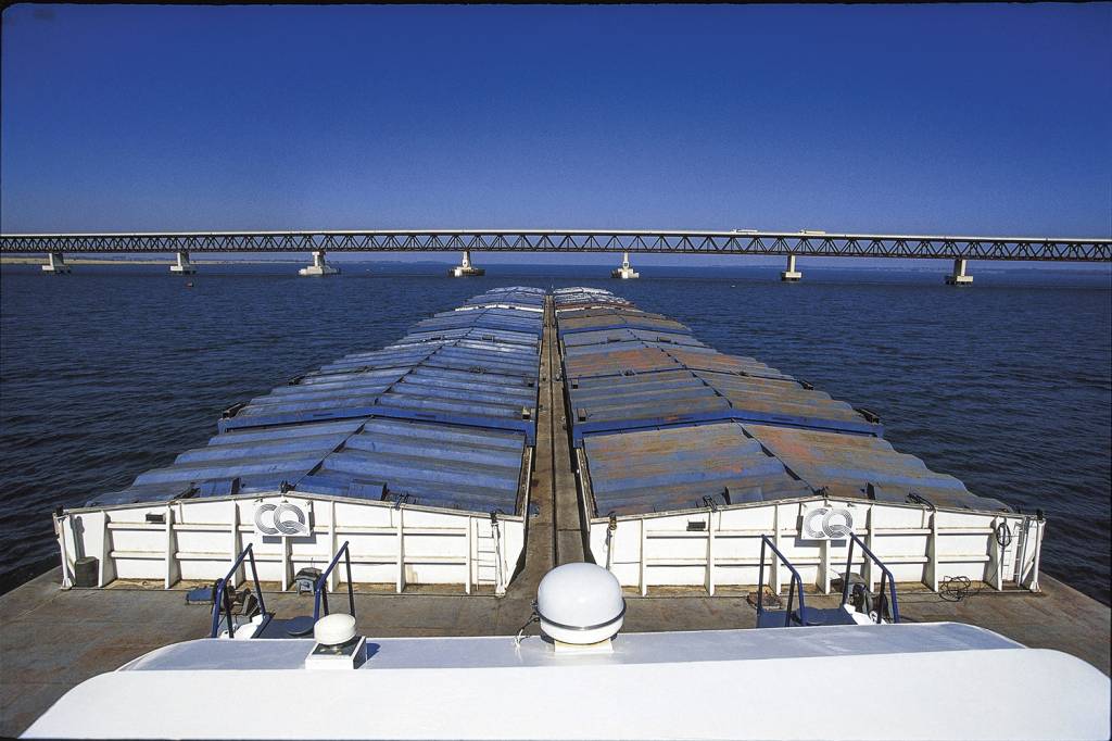 Barcaca-transportando-graos-e-vista-da-ponte-da-Ferrovia-Ferronorte-na-divisa.jpg Barcaca-transportando-graos-e-vista-da-ponte-da-Ferrovia-Ferronorte-na-divisa.jpg