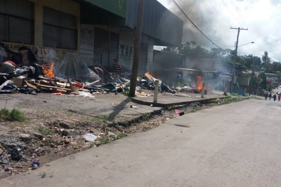 Imigrantes venezuelanos são expulsos após terem seus acampamentos destruídos em Pacaraima (RR)