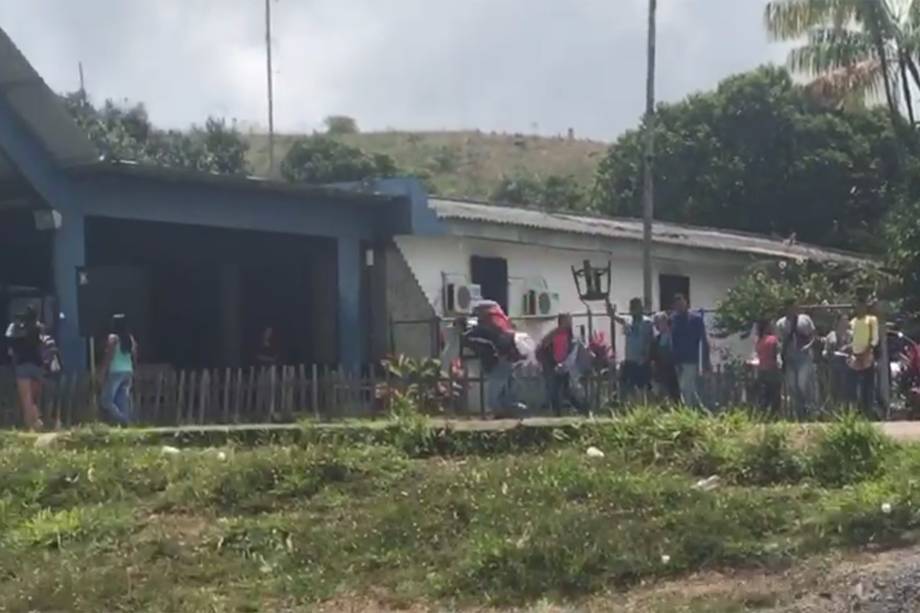 Imigrantes venezuelanos são expulsos após terem seus acampamentos destruídos em Pacaraima (RR)