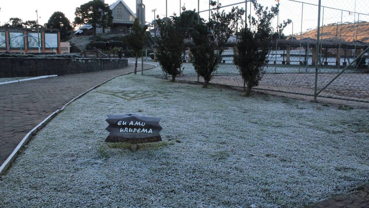 Geada congela grama em Urupema, Santa Catarina: