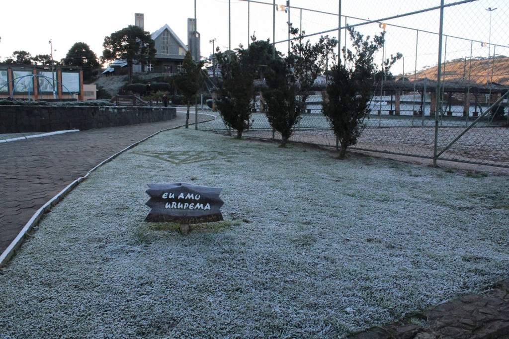 Geada congela grama em Urupema, Santa Catarina: