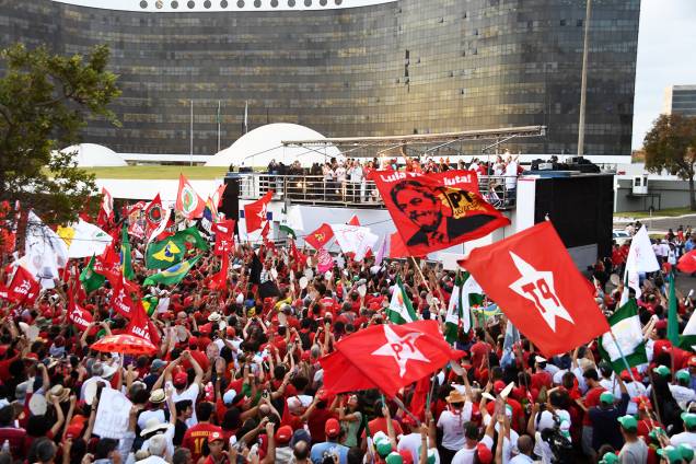 Apoiadores do ex-presidente Lula protestam em frente ao prédio do TSE (Tribunal Superior Eleitoral), momentos após o Partido dos Trabalhadores registrar a candidatura - 15/08/2018 Apoiadores do ex-presidente Lula protestam em frente ao prédio do TSE (Tribunal Superior Eleitoral), momentos após o Partido dos Trabalhadores registrar a candidatura - 15/08/2018