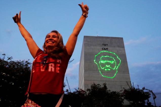 Apoiadores do ex-presidente Lula comemoram após registro de candidatura ser protocolado no TSE (Tribunal Superior Eleitoral), em Brasília (DF) - 15/08/2018 Apoiadores do ex-presidente Lula comemoram após registro de candidatura ser protocolado no TSE (Tribunal Superior Eleitoral), em Brasília (DF) - 15/08/2018