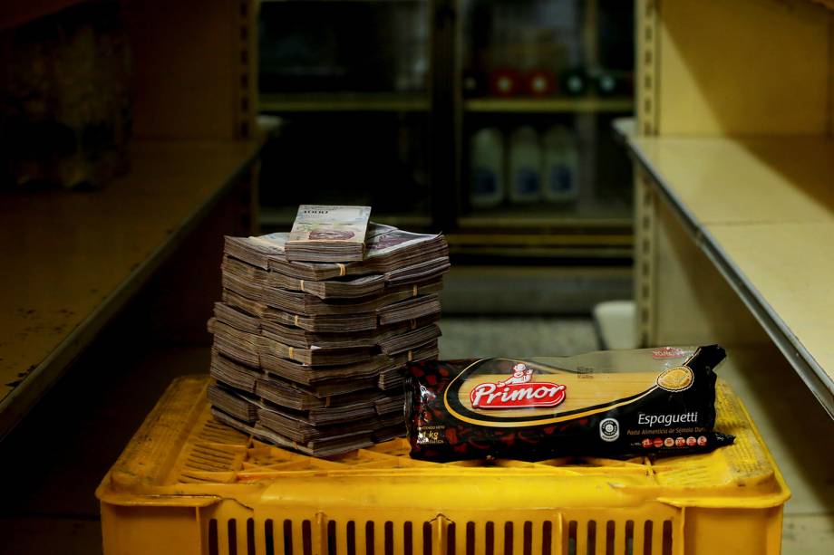 1kg de macarrão custa 2,500,000 bolívares, cerca de 0,38 dólares americanos, em mini-mercado em Caracas, Venezuela - 16/08/2018