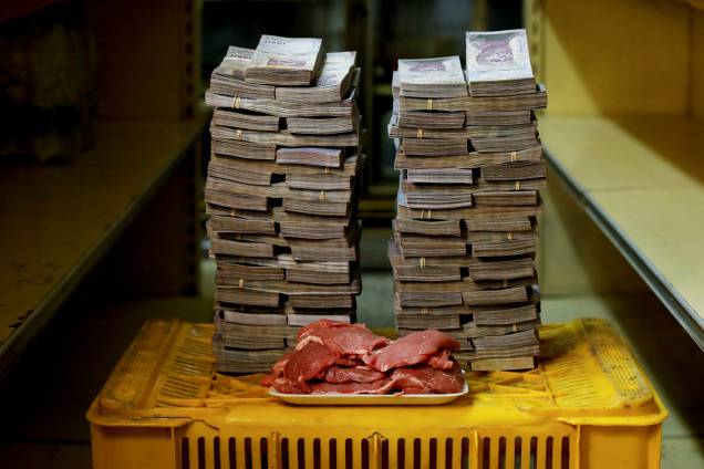 1kg de carne custa 9,500,000 bolívares, cerca de 1,45 dólares americano, em mini-mercado em Caracas, Venezuela - 16/08/2018 1kg de carne custa 9,500,000 bolívares, cerca de 1,45 dólares americano, em mini-mercado em Caracas, Venezuela - 16/08/2018
