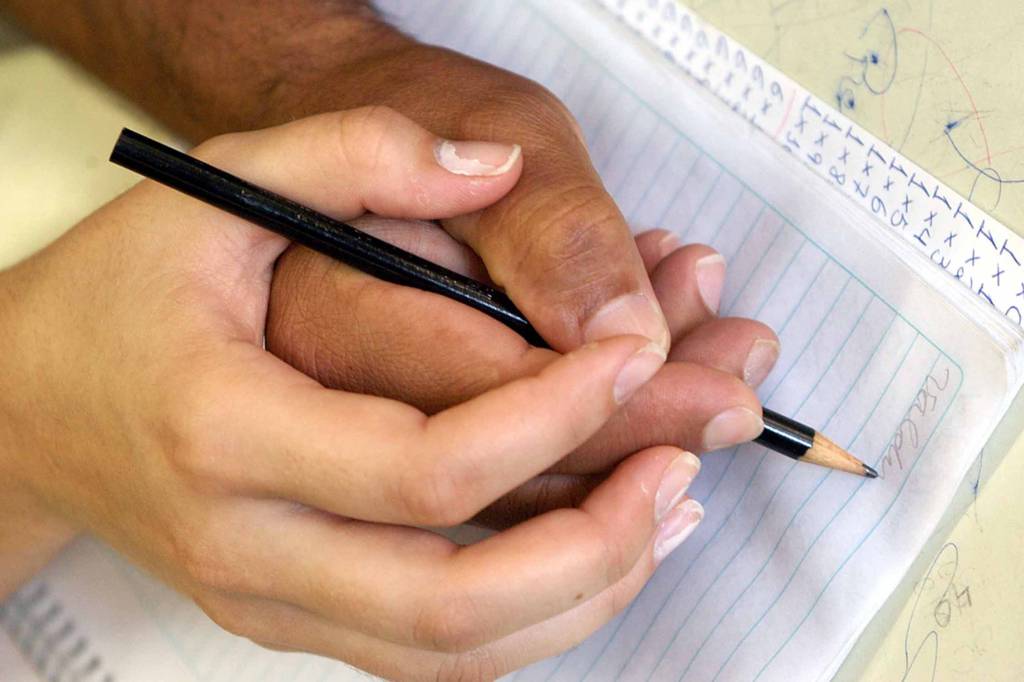 IBGE: analfabetismo cai, mas ainda afeta mais de 11 milhões de brasileiros