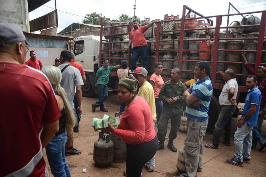 Gás - comércio de gás por centavos. Venda feita uma vez por semana