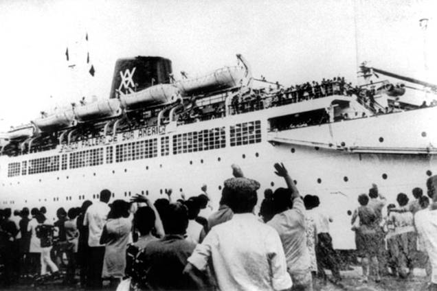 Navio com imigrantes espanhóis, partindo com destino ao Brasil - 1950 Navio com imigrantes espanhóis, partindo com destino ao Brasil - 1950