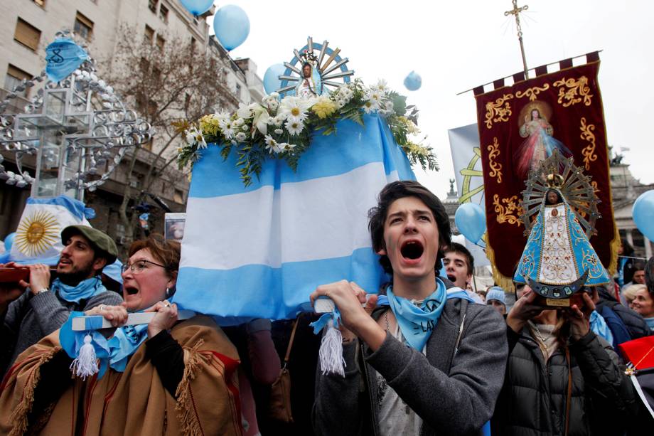 Manifestantes contra a legalização do aborto aguardam resultado da votação em frente ao Congresso de Buenos Aires - 08/08/2018