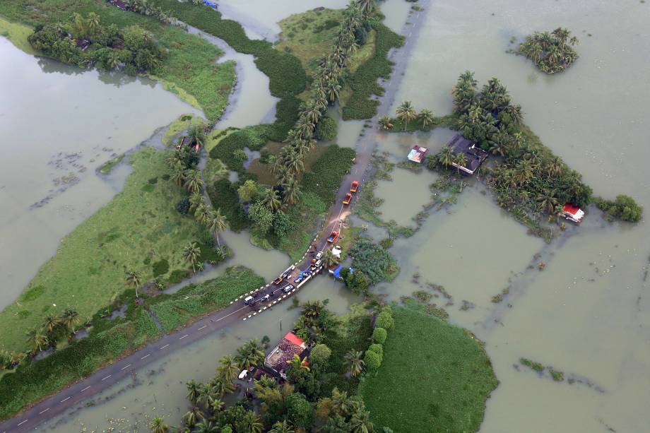 Vista aérea mostra uma estrada parcialmente submersa em uma área inundada no estado de Kerala, sul da Índia - 19/08/2018