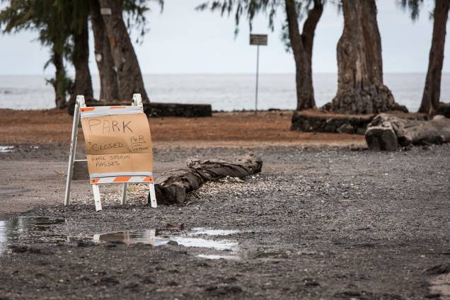Placa indica o fechamento de praia antes da passagem do furacão Lane, no Havaí - 23/08/2018 Placa indica o fechamento de praia antes da passagem do furacão Lane, no Havaí - 23/08/2018
