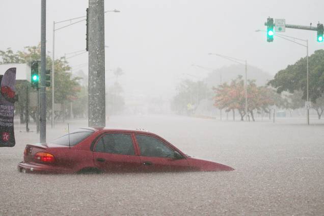 Carro fica submerso após fortes chuvas atingirem Hilo, no Havaí, durante a passagem do furacão Lane na região - 23/08/2018 Carro fica submerso após fortes chuvas atingirem Hilo, no Havaí, durante a passagem do furacão Lane na região - 23/08/2018