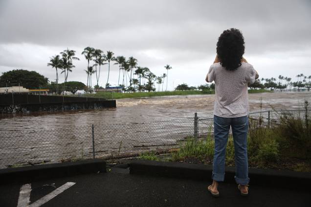 Mulher registra imagens de inundação, antes da passagem do furacão Lane em Hilo, no Havaí - 23/08/2018 Mulher registra imagens de inundação, antes da passagem do furacão Lane em Hilo, no Havaí - 23/08/2018
